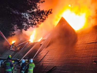 Pożar hotelu w Mniszewie. W akcji ponad 100 strażaków