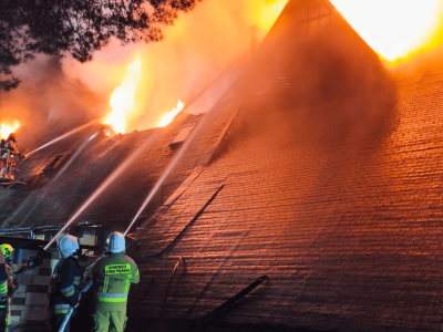 Kłęby dymu na Mazowszu! Płonie hotel, z ogniem walczy ponad 130 strażaków. DRAMAT!
