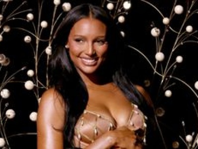 Jasmine Tookes pokazała CIĄŻOWE KRĄGŁOŚCI na pokazie Victoria's Secret.