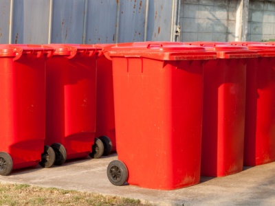 Czerwone pojemniki to nowość w segregacji. Trzeba bardzo uważać przy wrzucaniu