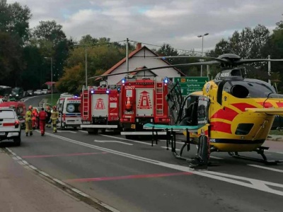 Poważny wypadek w okolicy Krakowa. Na jezdni wylądował śmigłowiec LPR