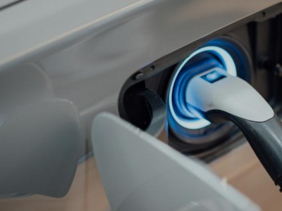 Zmiany w porgramie NaszEauto - otwarcie naboru 20.10.2025 dla firm i instytucji. Czy dotacja do 600 000 zł zmieni transport M2 i N1?