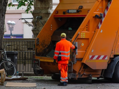 Niemcy zapraszają Polaków do pracy na śmieciarce. Tyle płacą. Szok?