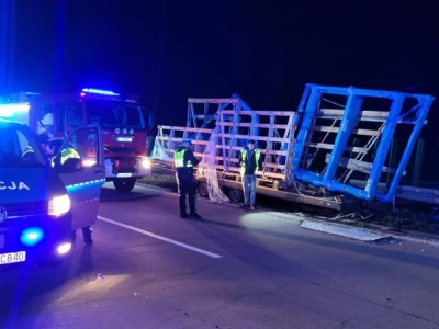 Oderwana przyczepa z szybami mogła doprowadzić do strasznej tragedii. Chwile grozy na autostradzie A4