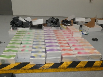 Nielegalne liquidy w legalnie zgłoszonym towarze (zdjęcia)