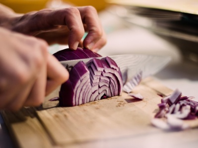 Łzy podczas krojenia cebuli? Naukowcy opracowali sposób, by temu zaradzić