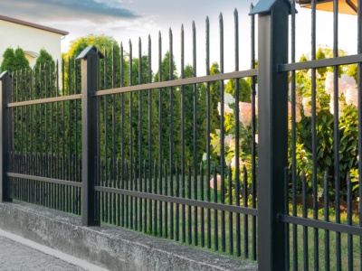 Koniec takich płotów na posesjach. Nowe zasady od 2026 r.