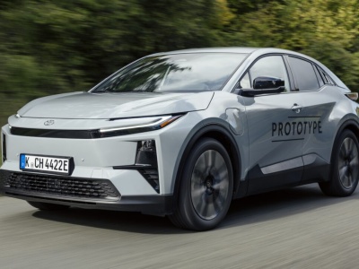 TEST: Toyota C-HR+ ma zalety, ale nie wyróżnia się. Przyjemna jazda, dobry zasięg, elegancki wygląd. Tył ciasnawy, przód bez schowka