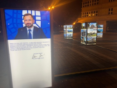 Wystawa na placu Szczepańskim z wizerunkiem prezydenta. Radna: „To nie promocja miasta, tylko hipokryzja” (Galeria)