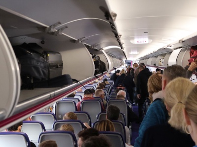 Bagaż podręczny musi być w cenie przelotu – potwierdzają europosłowie. 