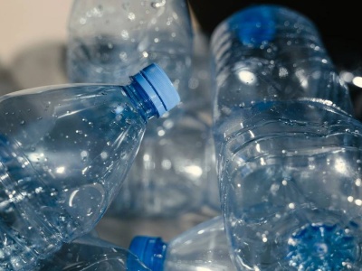 Nie oddajesz butelek, a wyrzucasz? Wiadomo, gdzie trafią miliardy z kaucji