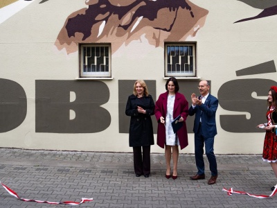 XIII LO odsłoniło mural polskich noblistów – nowoczesny hołd dla wybitnych Polaków