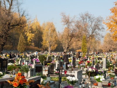 Nie rób tego na cmentarzu. Grozi nawet 5 tys. zł kary