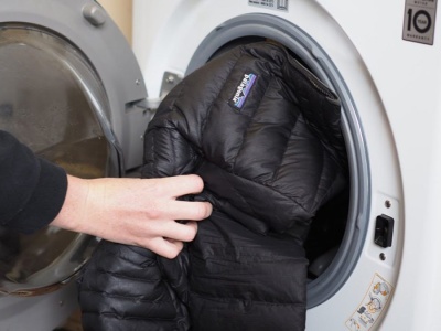 Wyjmij z kosmetyczki i przetrzyj kurtkę puchową. Będzie czysta bez prania
