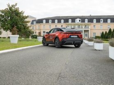 Pierwsza jazda prototypową Toyotą C-HR+ - Japończycy odrobili lekcje