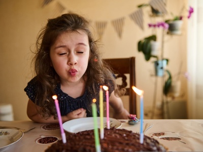 Matka 6-latki: Organizacja urodzin to ogromny stres. Nie stać mnie zaproszenie całej grupy