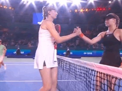 Rybakina miała piłki meczowe i nagle stanęła. Blisko trzy godziny walki