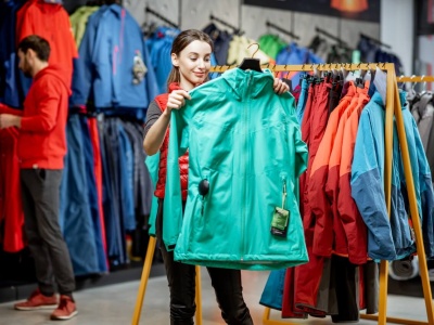 Jak dobrać kurtki z logo firmy do wizerunku marki?