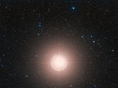 Towarzysz jednej z najjaśniejszych gwiazd na niebie może być czymś innym