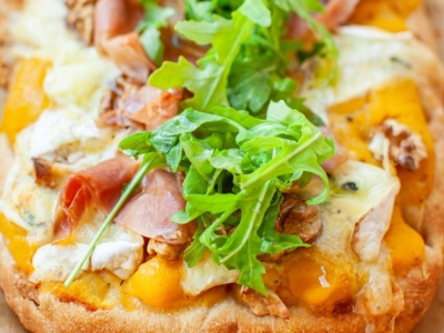 Jesienna pinsa z dynią, serem i szynką dojrzewającą