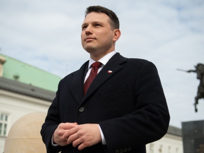 Urzędników powinno być mniej, ale powinni lepiej zarabiać