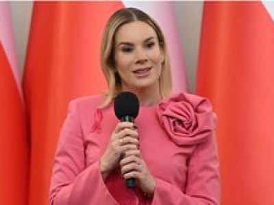 Marta Nawrocka w różu na spotkaniu z Amazonkami. Stylistka krytykuje: 