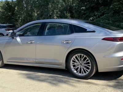 Omoda to nie jedyny chiński samochód, który wariuje przy „regulacji kierownicy”. Ale u rywala Toyoty Camry nie odpadła