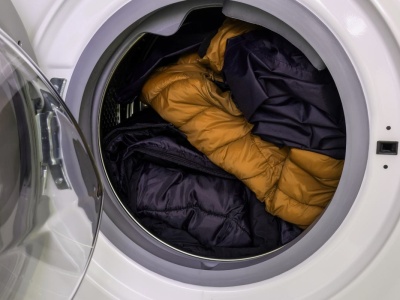 Wrzuć do pralki i włącz program. Puchówka będzie puchata jak nowa