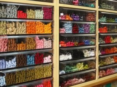 Niemiecka sieć tekstyliów upada. Zamyka sklepy i wyprzedaje towar