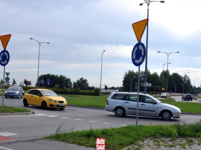 Na rondzie pasy się krzyżują i... kierowcy się gubią. Zmieniają się zasady kierunkowskazów