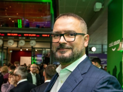 Przez rok od debiutu akcje Żabki nie dały zarobić. Kurs trzymają dwie kotwice