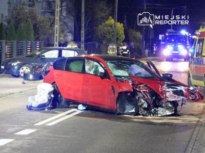 Rozbili się pod domem. BMW uderzyło w ogrodzenie, urwane koła uderzyły w auto sąsiadki, a silnik wpadł na ich posesję. Cztery osoby ranne, w tym małe dziecko