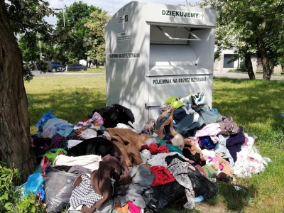 Mieszkańcy Warszawy wyrzucają stare ubrania pod pojemniki na zużytą odzież. Nie chcą jeździć do PSZOK-ów