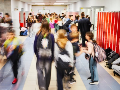 Uczeń jest agresywny i demoluje szkołę. Dyrektorka twierdzi, że nie może go wyrzucić. 