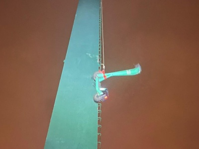 Tak wyglądała akcja strażaków. Zdejmowali z wysokości 40 metrów hulajnogę