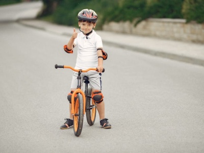 Nowe przepisy drogowe: obowiązkowe kaski dla dzieci i ograniczenia dla młodych kierowców