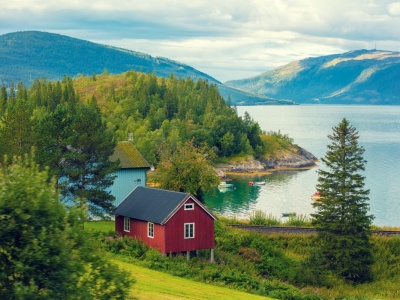 Fiord, góry i cisza. Norweska wioska czeka na nowych lokatorów. Mieszkaj przez rok za darmo