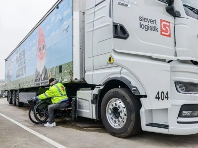 MAN TGX dostosowany do kierowcy na wózku, ze specjalną windą przy drzwiach