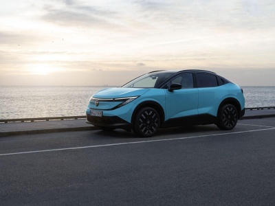 Nowy Nissan LEAF wyjeżdża na drogi – imponujący zasięg 622 km, zaawansowane technologie i elegancka, aerodynamiczna sylwetka