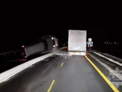 Zderzenie 5 pojazdów na S7. Jedno z aut dachowało. Wszystko nagrało się na kamerce samochodowej