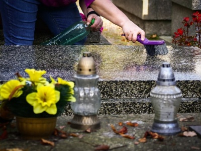 Nie masz czasu na sprzątanie grobów? Tyle zapłacisz zlecając to ekipie