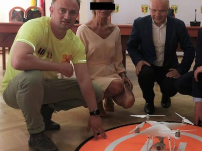Jak urzędnik podlegający ministrowi Kierwińskiemu zarobił setki tysięcy złotych na dronach w gminie Lesznowola