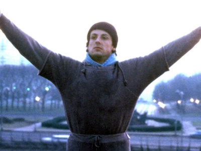 Tak wygląda młody Sylvester Stallone! Mamy zdjęcia z filmu o Rockym!