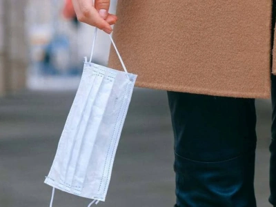 Eksperci alarmują: tej jesieni maseczki mogą znów być konieczne