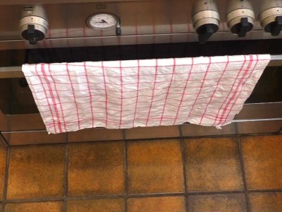 Wieszasz ścierkę na drzwiach piekarnika? Szybko przestań, jest ku temu powód