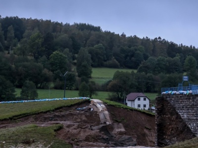 Powódź zniszczyła zaporę w Stroniu. Po roku rusza wielka odbudowa zbiornika