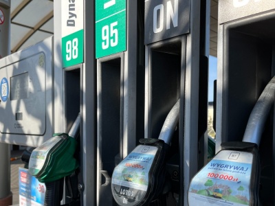 Ropa tanieje, ale nie na polskich stacjach. Nie liczcie na cuda