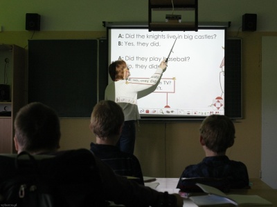 Zmiany dla nauczycieli. Chodzi o godziny ponadwymiarowe. MEN wymienia dwa przypadki