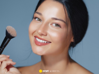 Ten nowy podkład w poduszce nałożysz bez lusterka i w biegu. Maskuje cienie i plamki jak blur