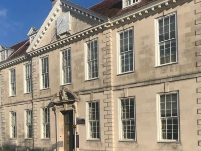 Oskarżenie o gwałt na plaży w Brighton: trzej azylanci przed sądem